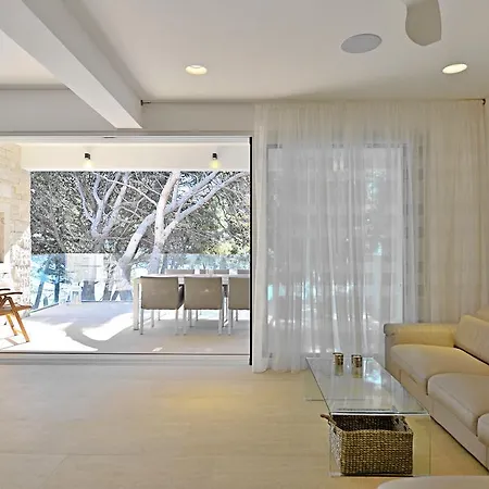 Chiponsky One - 5 Star Beachfront