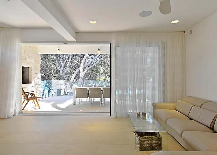 Chiponsky One - 5 Star Beachfront