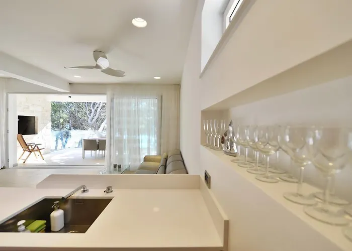 Chiponsky One - 5 Star Beachfront Bol