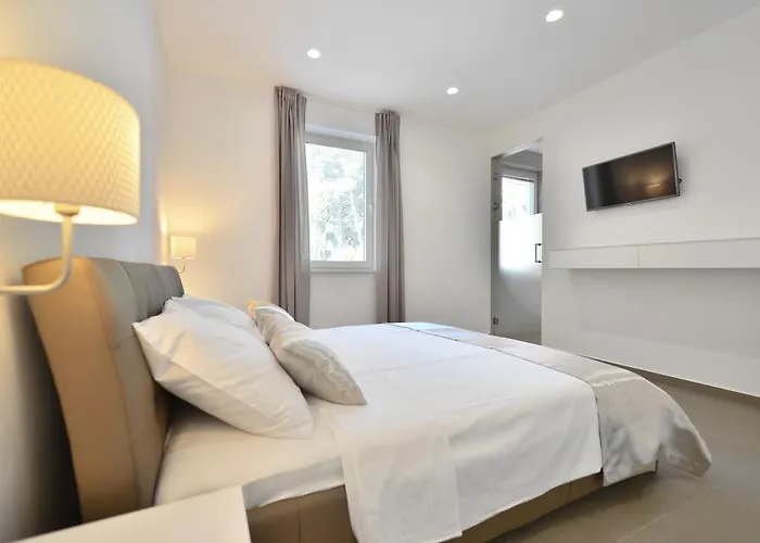 Chiponsky One - 5 Star Beachfront Apartment