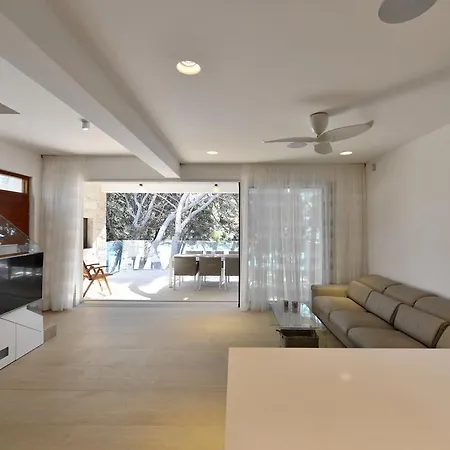 Chiponsky One - 5 Stars Beachfront