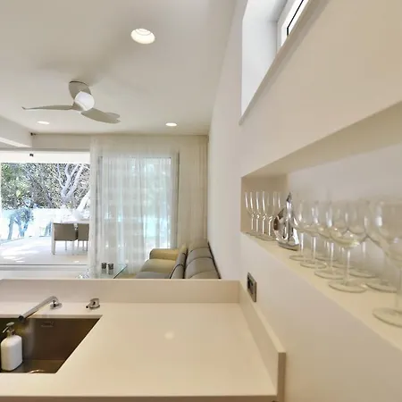 Chiponsky One - 5 Stars Beachfront Bol