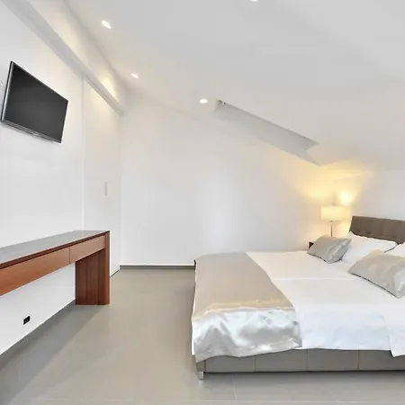 Chiponsky One - 5 Stars Beachfront