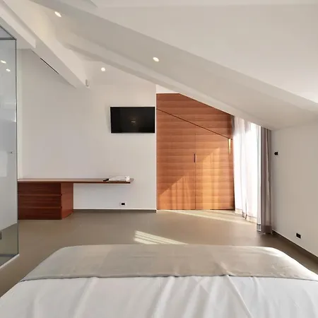 Chiponsky One - 5 Stars Beachfront Bol