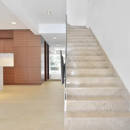 Chiponsky One - 5 Star Beachfront Bol