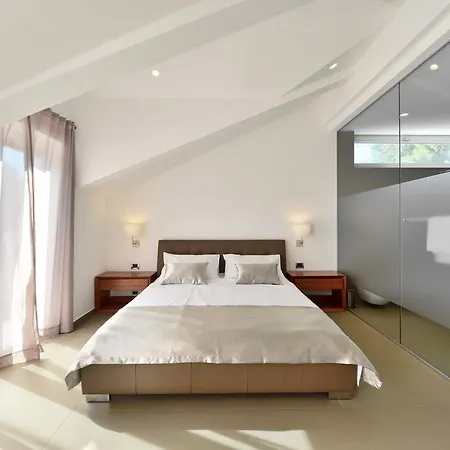 Chiponsky One - 5 Star Beachfront Appartement