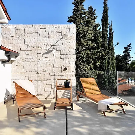 Chiponsky One - 5 Star Beachfront Apartmán *