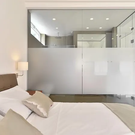 Chiponsky One - 5 Star Beachfront *