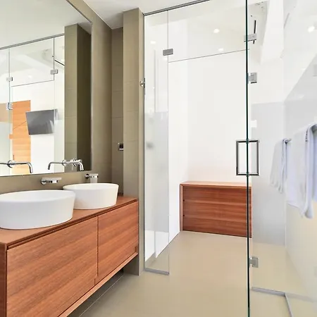 Chiponsky One - 5 Star Beachfront