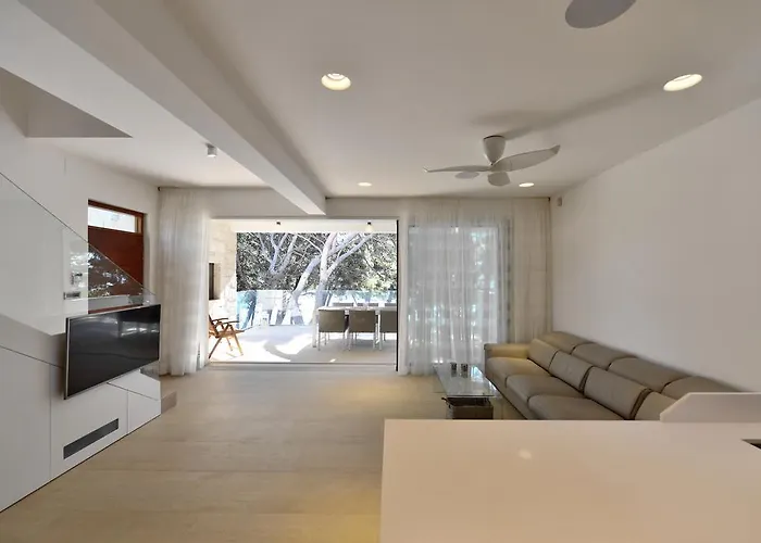 Chiponsky One - 5 Star Beachfront