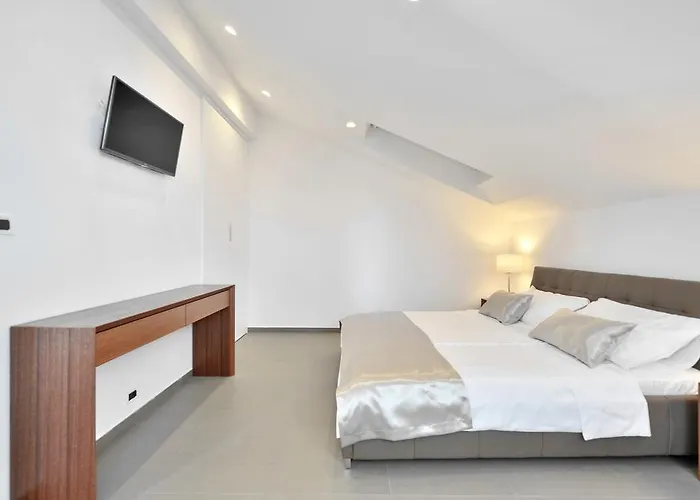 Chiponsky One - 5 Star Beachfront