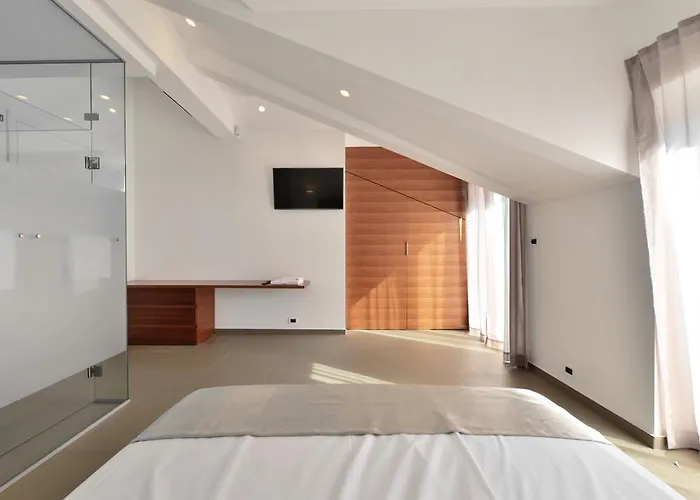 Chiponsky One - 5 Star Beachfront Bol